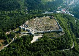 ТАЙНИТЕ НА ШУМЕНСКОТО ПЛАТО Пещера „Бисерна“ – Шуменска крепост – Винарна изба „Осмар“